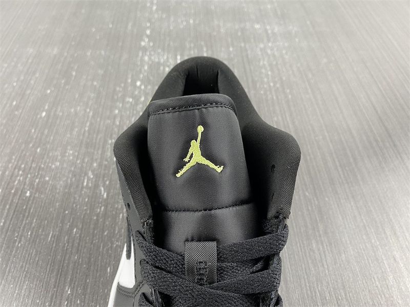 Jordan 1 Low Snakeskin Vivid Green DX4446 301