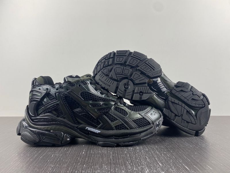 B*alenciaga runner AM221225-3