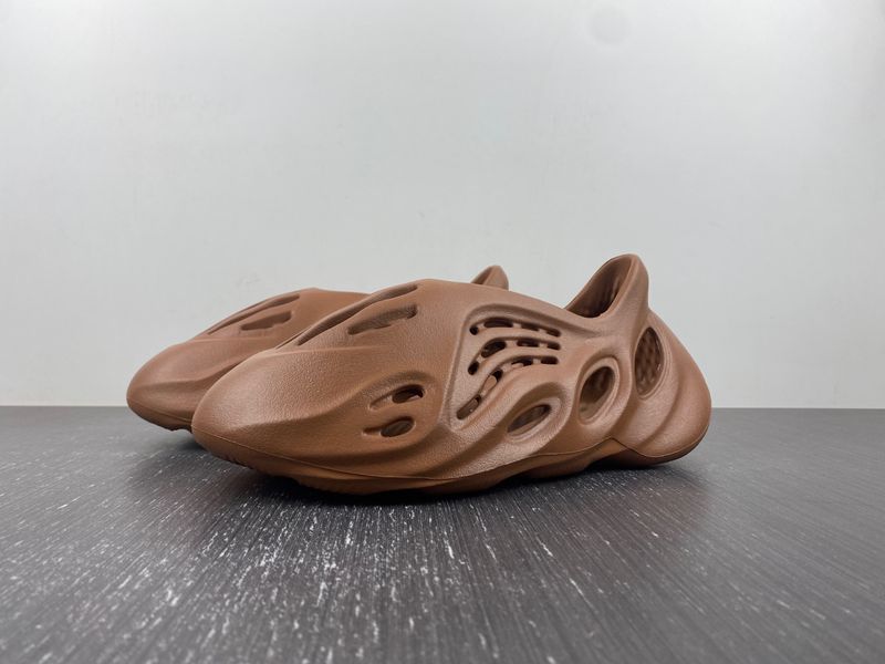 Yeezy Foam Runner Clay Red  HP5335