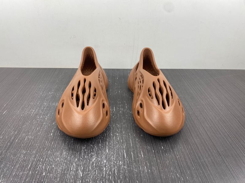 Yeezy Foam Runner Clay Red  HP5335