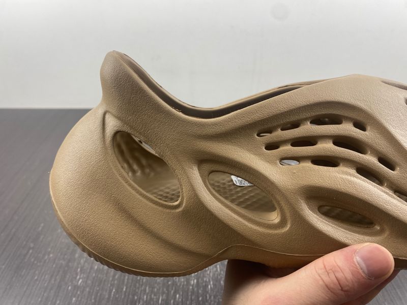 Yeezy Foam RNR Clay Taupe GV6842
