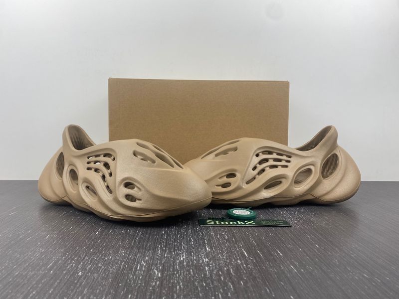 Yeezy Foam RNR Clay Taupe GV6842