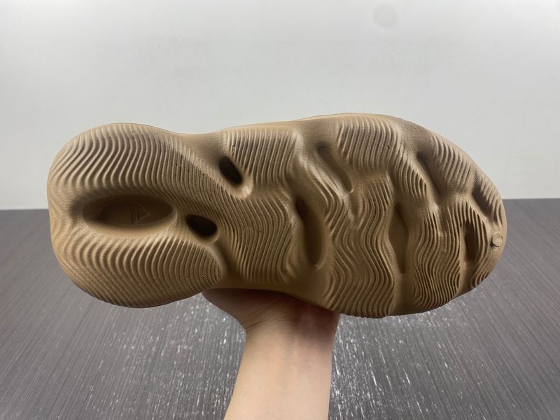 Yeezy Foam RNR Clay Taupe GV6842