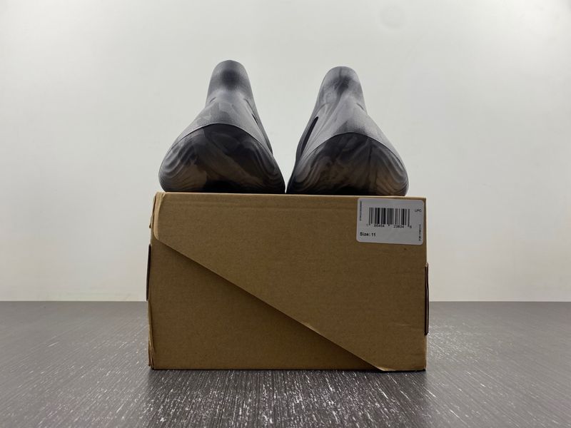 Yeezy Foam RNR MX Granite  IE4931