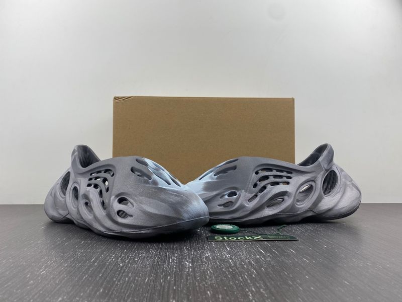 Yeezy Foam RNR MX Granite  IE4931