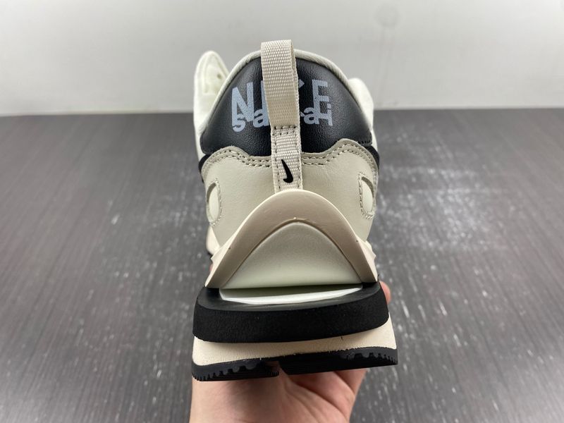 VaporWaffle Tour Grey sacai DD1875-101