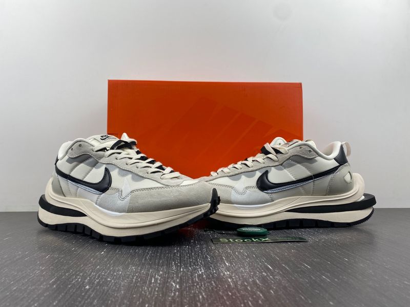 VaporWaffle Tour Grey sacai DD1875-101