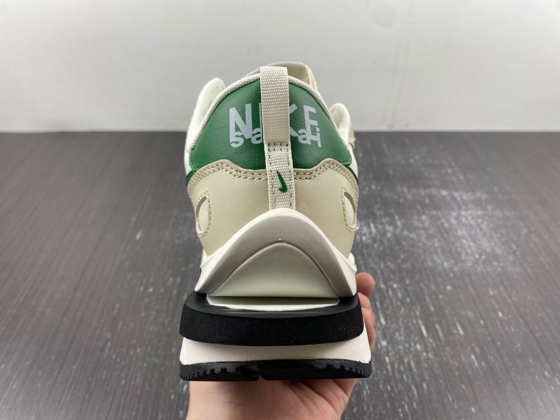 VaporWaffle Tour Green sacai DD1875-102