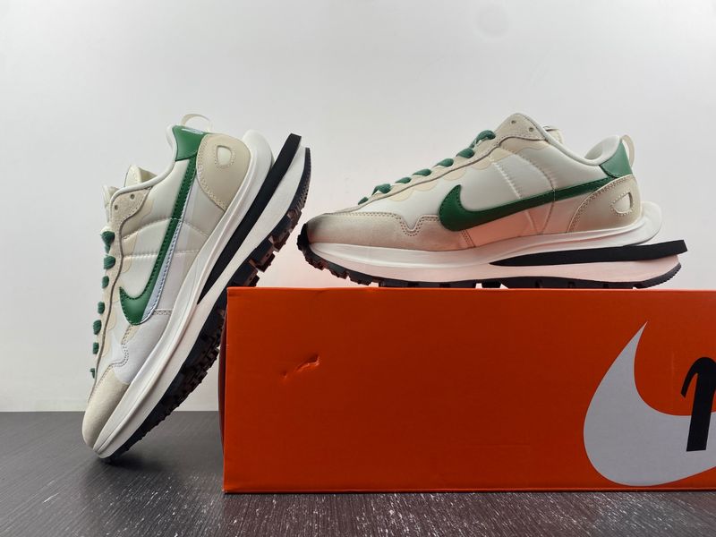 VaporWaffle Tour Green sacai DD1875-102