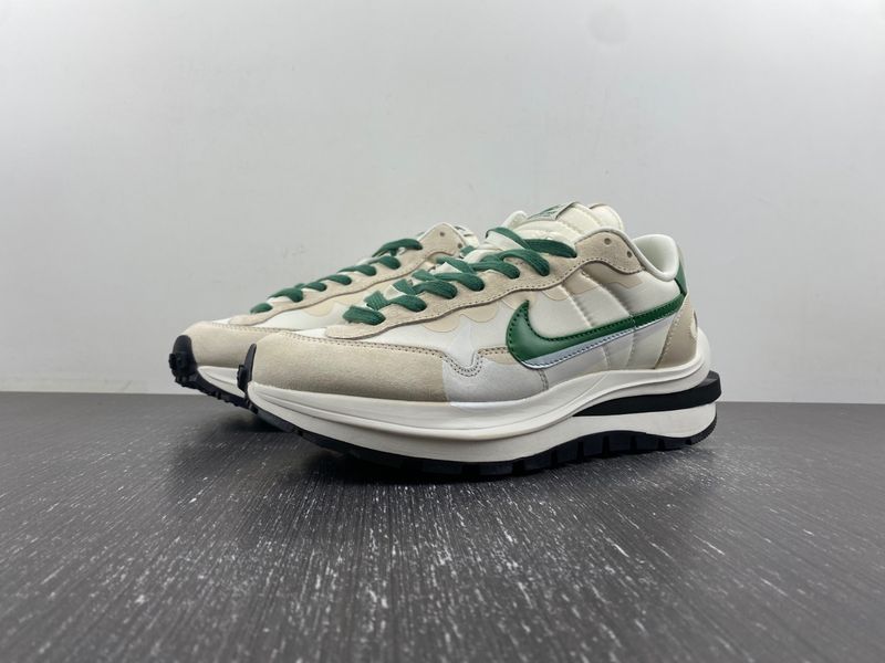 VaporWaffle Tour Green sacai DD1875-102
