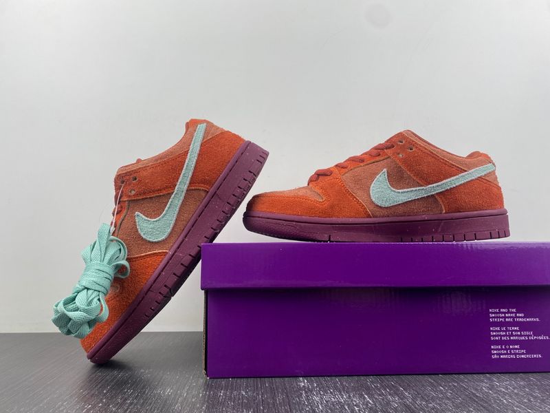 SB Dunk Low Mystic Red Rosewood DV5429-601