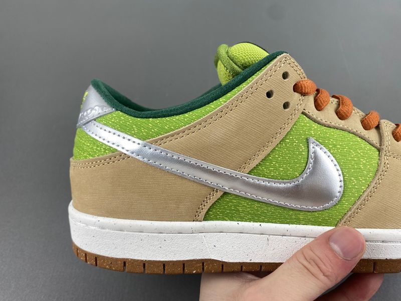 SB Dunk Low Escargot FQ7585-200