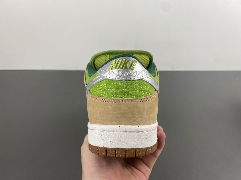 SB Dunk Low Escargot FQ7585-200