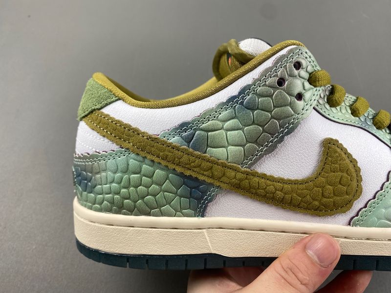 SB Dunk Low Alexis Sablone Chameleon  HJ3386-300