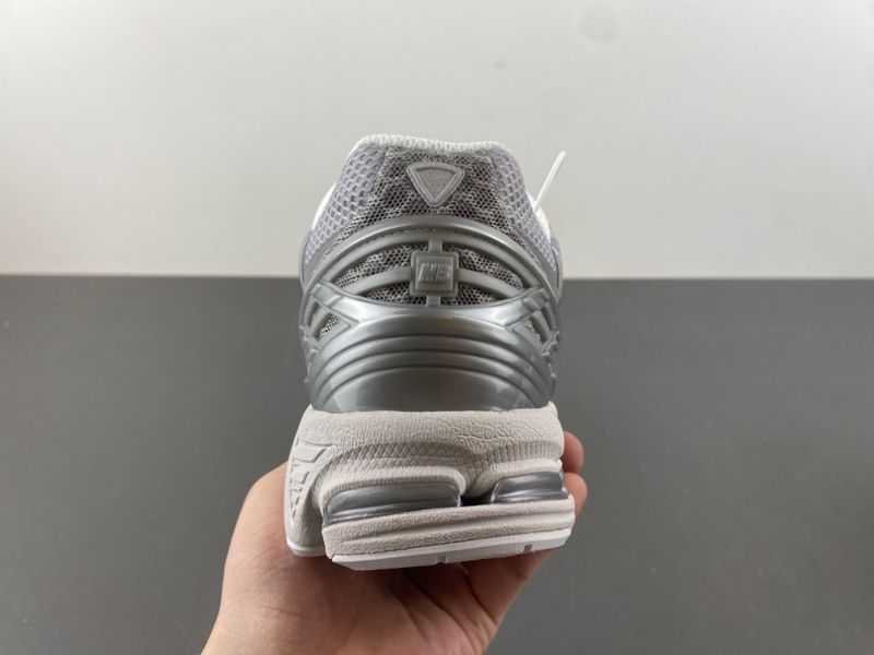 New Balance 1906W Silver Metallic  U1906WFE