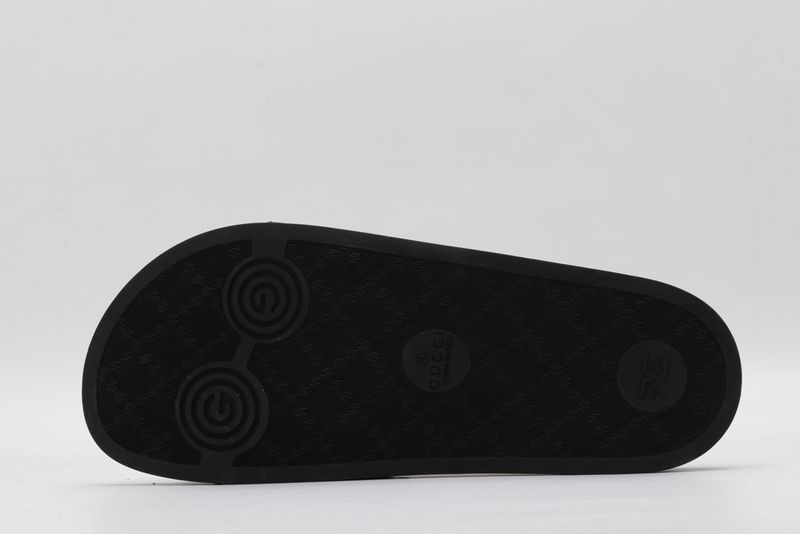 G*cci Sandals